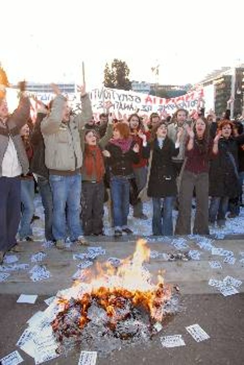 Το συμβολικό κάψιμο του νόμου - πλαισίου έξω από τη Βουλή