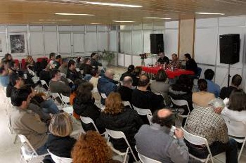 Ο Πάβελ Μπλάνκο Καμπρέρα συζητώντας με το προσωπικό του «Ριζοσπάστη»