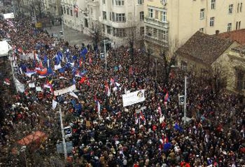Απο τη χτεσινή μεγάλη διαδήλωση στο Βελιγράδι
