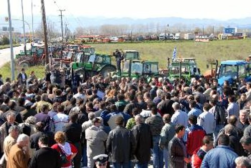 Αποψη από τη συγκέντρωση των αγροτών με τα τρακτέρ τους, χτες, στο Δέλτα