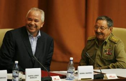 Ο υπουργός Ενέργειας της Βενεζουέλας Ραφαέλ Ραμίρες με τον Ραούλ Κάστρο