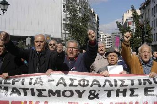 Μαζικά στους δρόμους βγαίνουν σήμερα οι συνταξιούχοι στην Αθήνα και σε άλλες πόλεις