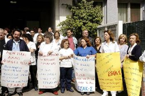 «Τα νοσοκομεία δεν είναι επιχειρήσεις, δώστε κρατικές επιχορηγήσεις», διαδήλωναν οι εργαζόμενοι του «Ευαγγελισμού»την ώρα που ο Δ. Αβραμόπουλος και ο Αλ. Παπαδόπουλος έκοβαν την κορδέλα των εγκαινίων του σύγχρονου τομογράφου