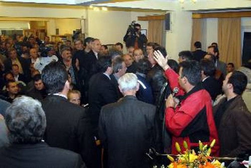 Ο υφυπουργός Ανάπτυξης οδεύει προς την έξοδο της αίθουσας, κάτω από τα συνθήματα των εργατοτεχνιτών της Ζώνης