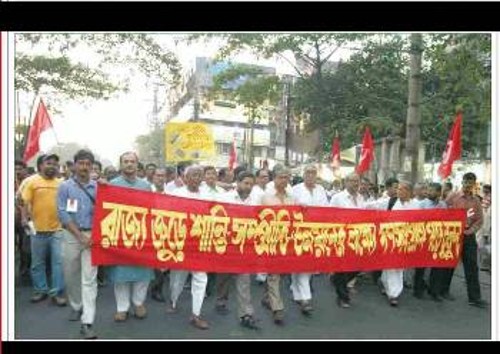 Από πρόσφατες διαδηλώσεις στη Δυτική Βεγγάλη, ενάντια στα σχέδια της αντίδρασης, που αντιπαλεύουν τα μέτρα της φιλολαϊκής κυβέρνησης του Αριστερού Μετώπου