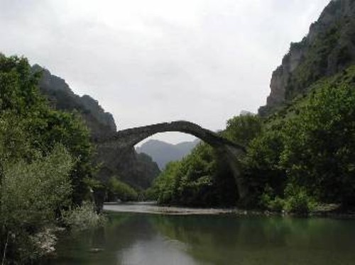 Από το παλιό πέτρινο γεφύρι στον Αώο, κρέμεται ένα καμπανάκι για να προειδοποιεί όταν φυσά επικίνδυνα