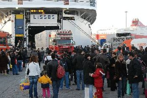 Τις άθλιες εργασιακές συνθήκες που επικρατούν στα πλοία της γραμμής αποκαλύπτουν τα ταξικά ναυτεργατικά σωματεία