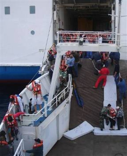 Η ανεπάρκεια στα σωστικά μέσα του πλοίου αποτυπώνεται και στον τρόπο με τον οποίο το εγκατέλειψαν επιβάτες και πλήρωμα
