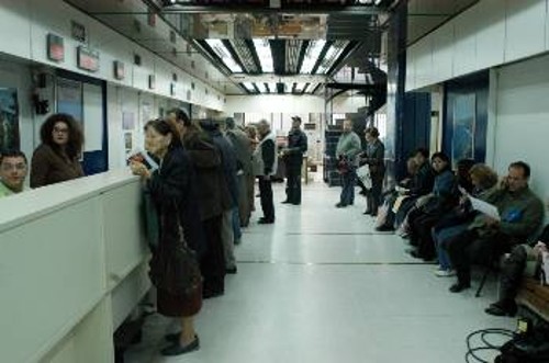 Η κυβέρνηση δεν αντιμετωπίζει τον τουρισμό σαν λαϊκή ανάγκη. Στη φωτ. ουρές κατά τη διάθεση εισιτηρίων κοινωνικού τουρισμού στους δικαιούχους από την Εργατική Εστία