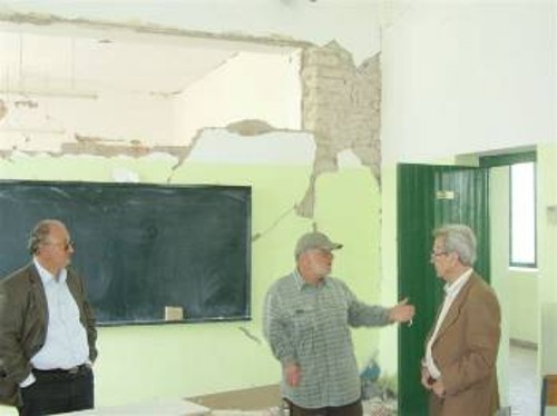 Το ετοιμόρροπο και ακατάλληλο σχολείο του Δήμου Θέρμου επισκέφτηκε, στο πλαίσιο περιοδείας, η αντιπροσωπεία της ΝΕ Αιτωλοακαρνανίας του ΚΚΕ
