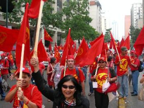 Στιγμιότυπο από περσινή διαδήλωση για τα 5 χρόνια από τη λαϊκή κινητοποίηση που ανέτρεψε το αμερικανοκίνητο πραξικόπημα. Από τα δυναμικά μπλοκ του ΚΚ Βενεζουέλας