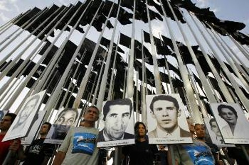 Από πρόσφατη διαδήλωση στο αντιιμπεριαλιστικό μνημείο της Αβάνας, απέναντι από το Γραφείο Συμφερόντων των ΗΠΑ, κατά της αποφυλάκισης του εγκληματία Καρίλες