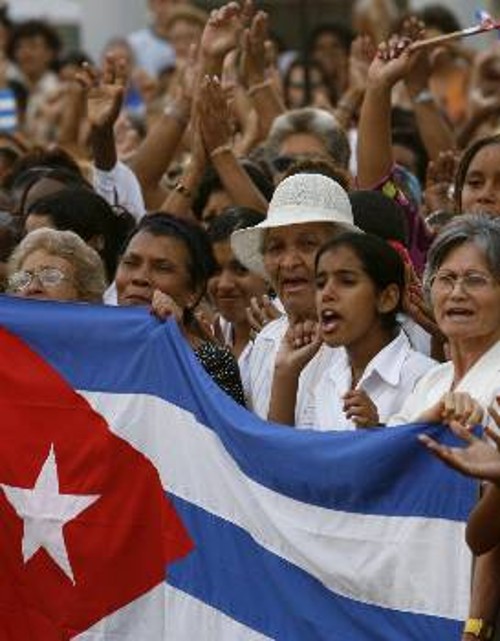Ο κουβανικός λαός, παρά τα εμπόδια που του θέτουν, στηρίζει την Επανάστασή του