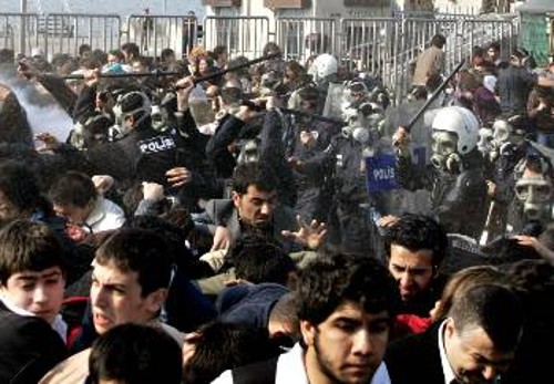 1η του Μάη 2007. Από τη βάρβαρη επέμβαση του αστικού κατασταλτικού μηχανισμού εναντίον των εργατών στην πλατεία Ταξίμ. Ενας 75χρονος εργάτης υπέστη καρδιακή προσβολή και εξέπνευσε λίγες μέρες αργότερα