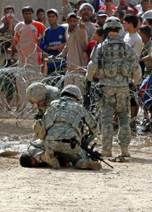 Αμερικανοί κατοχικοί ενώ «περιποιούνται» Ιρακινούς νέους ως «τρομοκράτες»