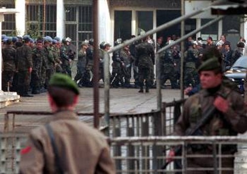 Ολο και περισσότεροι στρατιώτες εισβάλλουν στη φυλακή με τους πολιτικούς κρατούμενους