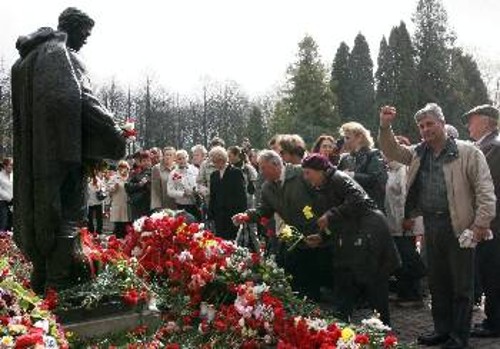 Από τις περσινές λαϊκές συγκεντρώσεις στο σοβιετικό μνημείο στο Ταλίν