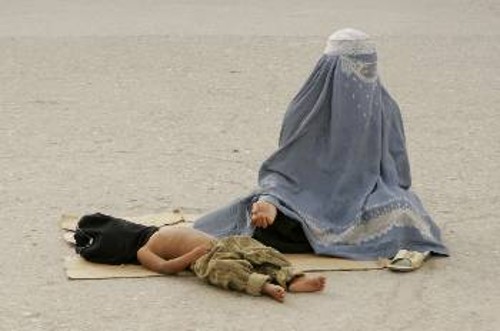 Στην «απελευθερωμένη» Καμπούλ η γυναίκα ζητιανεύει, με την ολόσωμη μπούργκα, που υποτίθεται θα καταργούσαν οι «ειρηνευτές». Και η φτώχεια διευρύνεται και το αίμα δε σταματάει να ρέει όσο η κατοχή καλά κρατεί