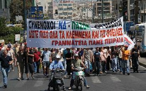 Η εργατική τάξη πρέπει να οργανωθεί απέναντι σε όσους ληστεύουν το μόχθο της (φωτ. από παλιότερη απεργία για τα αποθεματικά των Ταμείων)