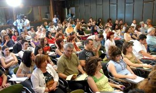 Στιγμιότυπο από τις διαδικασίες της Επιστημονικής Διημερίδας που διοργάνωσε το 2007 η Πανελλαδική Συντονιστική Επιτροπή Φορέων κατά των ναρκωτικών και παρακολούθησαν περισσότεροι από 400 σύνεδροι