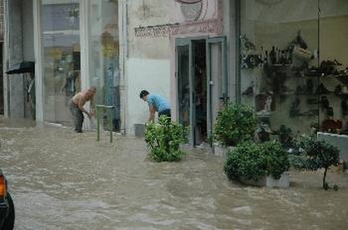 Από πρόσφατες πλημμύρες στο Μενίδι. Δυστυχώς, ελέω των κυβερνήσεων ΝΔ και ΠΑΣΟΚ, το «έργο» προβλέπεται να επαναληφθεί