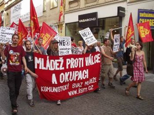 Η Κομμουνιστική Νεολαία πρωτοπόρα και στη διαδήλωση στις 26 Μάη