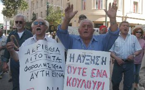 Χιλιάδες απόμαχοι της δουλειάς προσπαθούν να επιβιώσουν με συντάξεις πείνας, εξαιτίας και των νόμων του ΠΑΣΟΚ. Τα μέτρα της πρότασης νόμου αποτελούν κοροϊδία σε βάρος τους