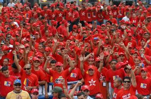 Ο βενεζουελάνικος λαός μαζικά στηρίζει τη διαδικασία αλλαγών που έχει ξεκινήσει στη Βενεζουέλα