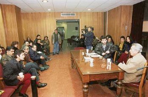 Στιγμιότυπο απ'τη συνάντηση του Π. Κοσιώνη με τους απεργούς