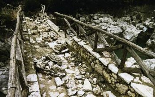 Αποψη της γέφυρας του Αχέροντα, στη θέση Ντάλα - συνδέει τα Σουλιωτοχώρια με τη Γλυκή - μετά τις πλημμύρες του 2003