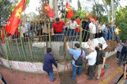 Κομμουνιστές γκρεμίζουν την παράνομη περίφραξη