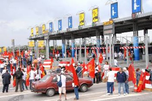 Από συμβολική κατάληψη σταθμού διοδίων της Αττικής Οδού, από δυνάμεις του ΚΚΕ, με αίτημα να καταργηθούν τα χαράτσια