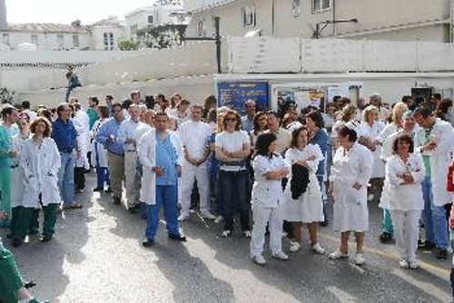 Η κατάσταση των δημόσιων νοσοκομείων είναι ανησυχητική για εργαζόμενους και ασθενείς (φωτ. από παλιότερη κινητοποίηση στον «Ευαγγελισμό»)