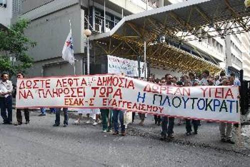 Στιγμιότυπο από παλιότερη διαμαρτυρία των εργαζομένων στον «Ευαγγελισμό», όπου υπάρχουν περισσότερες από 1.300 κενές οργανικές θέσεις