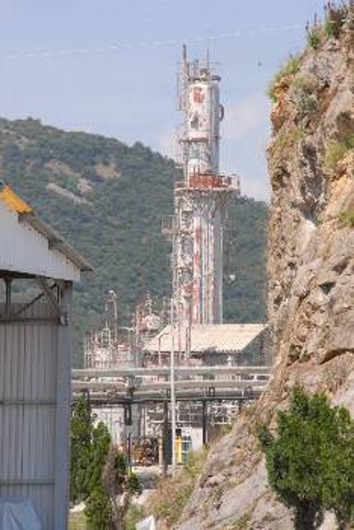 Δεν είναι μόνο οι 700 εργάτες που θίγονται από το ξεπούλημα της μονάδας στην Καβάλα (φωτ.) Η διασφάλιση φτηνού και ποιοτικού λιπάσματος αφορά τους αγρότες, συνολικά το λαό