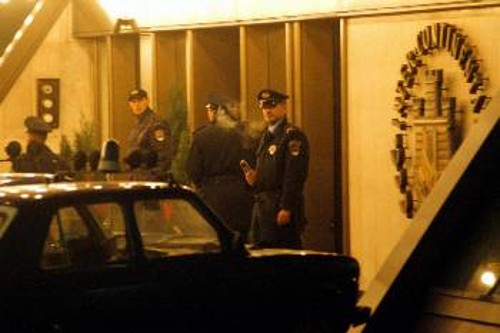 Αστυνομικοί έξω απο το ξενοδοχείο που έγινε η δολοφονία