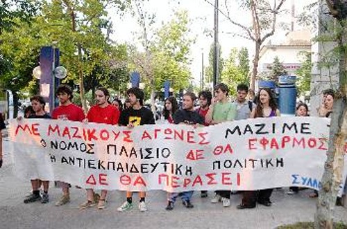 «Η αντιεκπαιδευτική πολιτική δε θα περάσει», απάντησαν οι φοιτητές έξω από το χώρο της φιέστας