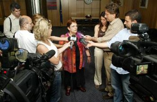 Στο αεροδρόμιο «Μακεδονία», απαντώντας στους δημοσιογράφους