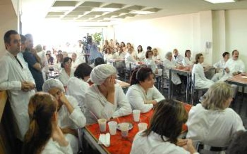 Εργαζόμενοι στη ΒΙΑΝΕΞ ενώ ακούν τον Δημήτρη Αρβανιτάκη