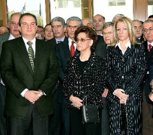 Φλεβάρης 2005: «Ευεργέτες»,εκπρόσωποι της κυβέρνησης και του ΠΑΣΟΚ συνωστίζονται μπροστά στο φακό στα εγκαίνια του Λάτσειου. Δυόμισι χρόνια μετά, άνθρωποι πεθαίνουν εξαιτίας της υπολειτουργίας του