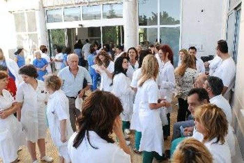 Μόλις την περασμένη Δευτέρα, οι εργαζόμενοι του ΚΑΤ πραγματοποιούσαν στάση εργασίας για τις ελλείψεις σε προσωπικό (φωτ.). Την ίδια μέρα οι συνέπειες φάνηκαν με τη διακοπή του ρεύματος