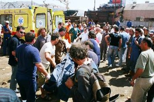 Η σορός του 60χρονου σωληνουργού ανάμεσα στους συναδέλφους του, μόλις έχει κατέβει από το δεξαμενόπλοιο