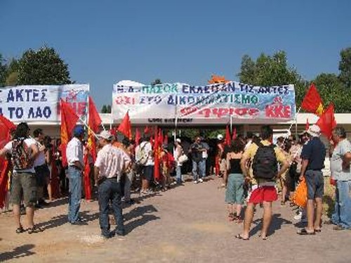 Λίγο μετά τις 10. Η παραλία «ανοίγει», το χαράτσι καταργείται