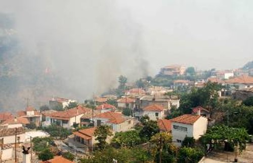 Η φωτιά καίει σπίτια στη Μαμουσιά Αιγίου