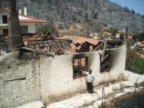 Κατεστραμμένα σπίτια μες στο μαύρο