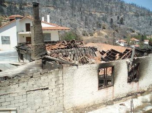 Οσα σπίτια βρέθηκαν στην πορεία της φωτιάς είχαν αυτή την τύχη