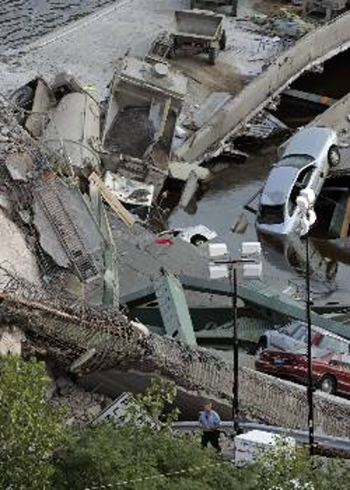 Χαρακτηριστική εικόνα από την κατάρρευση της γέφυρας στο Μισισιπή των ΗΠΑ