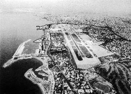 Πανοραμική άποψη της έκτασης του πρώην αεροδρομίου (με μαύρο περίγραμμα). Η κυβέρνηση ετοιμάζεται να ολοκληρώσει το έγκλημα που οργάνωσε από κοινού με τη ΝΔ σε βάρος του λαού