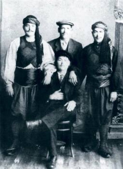 Εγγλεζονησιώτες με παραδοσιακή ενδυμασία