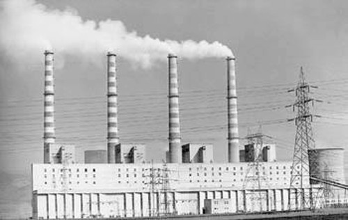 Η μετατροπή της ηλεκτρικής ενέργειας αποκλειστικά σε ένα εμπορεύσιμο προϊόν, από ΝΔ και ΠΑΣΟΚ, έφερε τον τομέα της ηλεκτρικής ενέργειας στην Ελλάδα περίπου 60 χρόνια πριν, τότε που περισσότερες από 400 ιδιωτικές επιχειρήσεις ηλεκτρισμού είχαν αναλάβει την ηλεκτροδότηση κάποιων τμημάτων της χώρας επιλεκτικά, με γνώμονα - και τότε - το επιχειρηματικό κέρδος